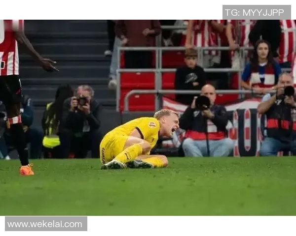 足球明星因腿部剧烈疼痛面临伤病困扰影响比赛状态与职业生涯发展